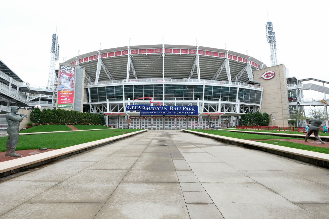 MLB: OCT 01 Pete Rose Statue Memorial