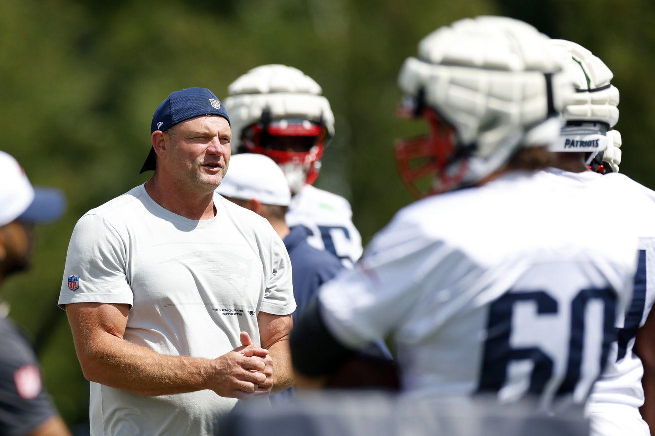 Here’s how the Patriots shuffled their offensive line in Thursday’s practice